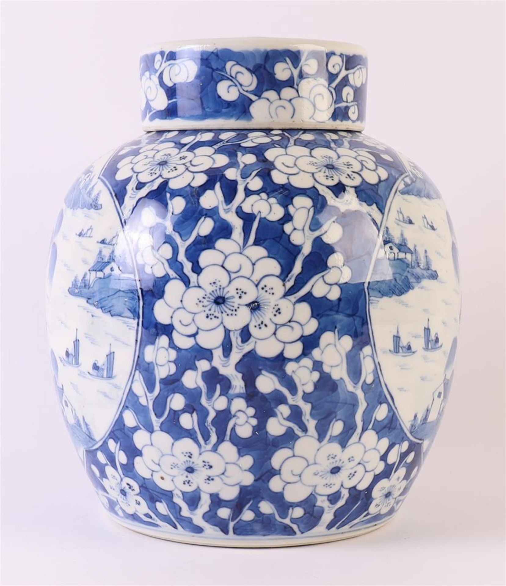 A blue/white porcelain ginger jar with lid, China, 19th century. Blue underglaze decor of a - Image 2 of 9
