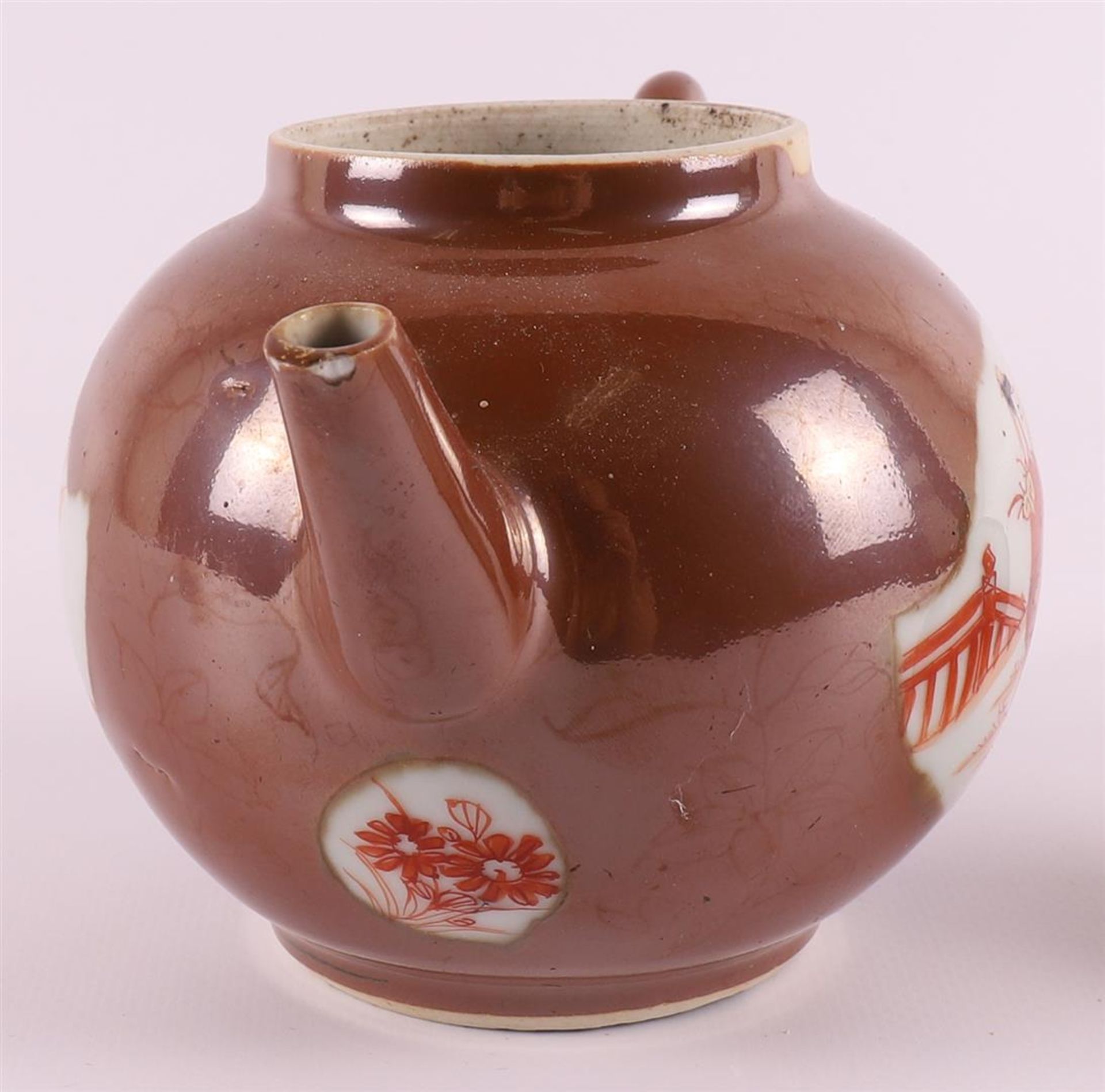 A porcelain teapot with 'rouge de fer' decor of long ledge in a garden on capucine ground, China, - Bild 8 aus 10