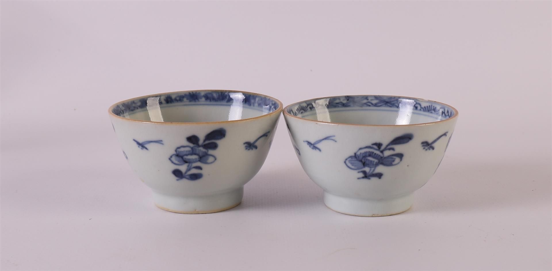 Four blue/white porcelain bowls, China, Kangxi, around 1700. Blue underglaze floral decor, marked - Bild 11 aus 14