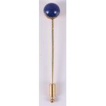 An 18 kt 750/1000 gold pin with a cabochon cut lapis lazuli. French hallmark, 7.6 grams.