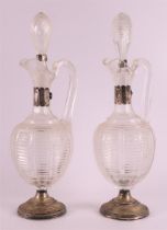 A pair of glass decanters with silver frames, around 1900, h 34 cm, to. 4x.