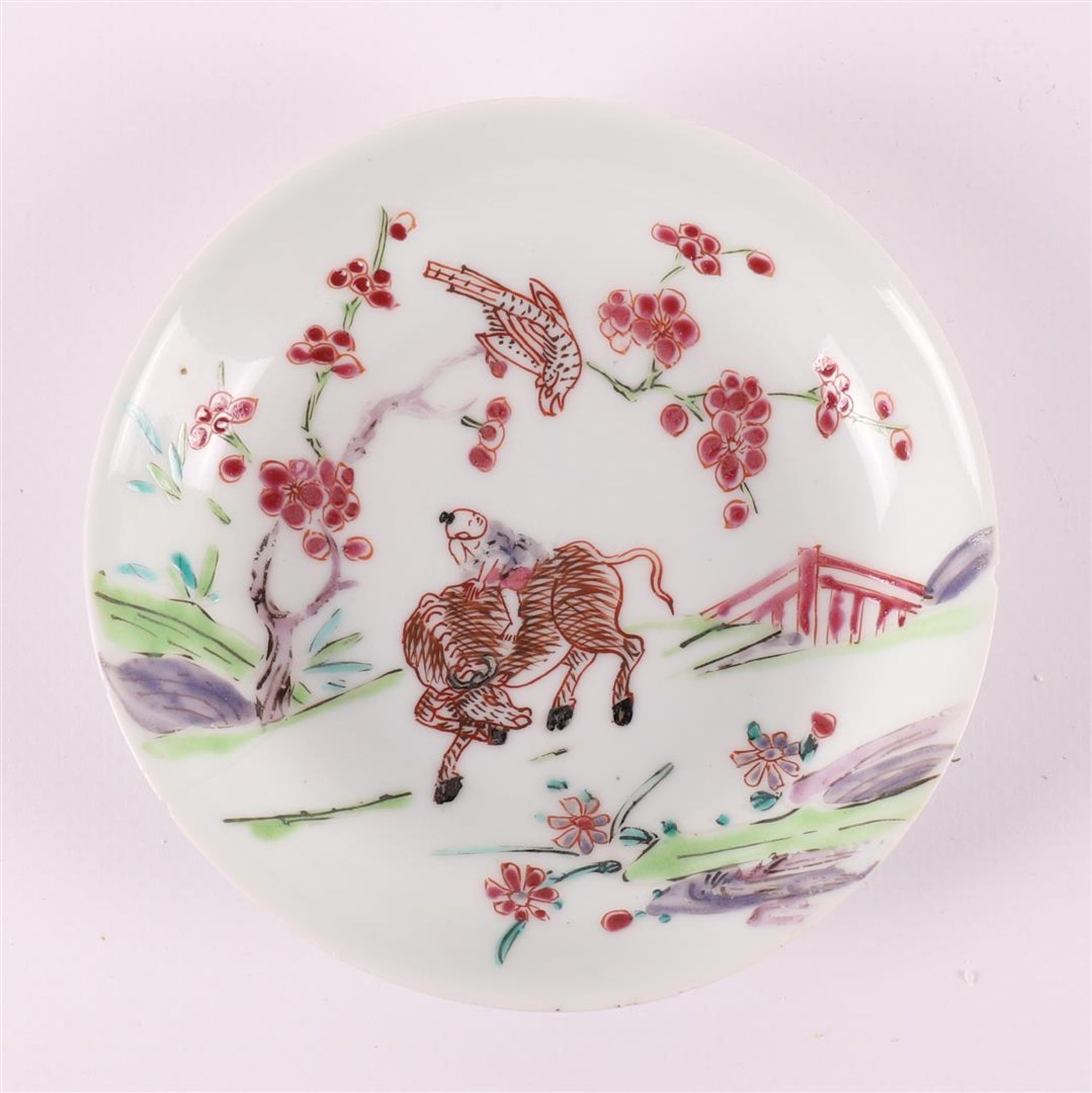 A porcelain saucer, China, Youngzheng, 18th century. Polychrome decor of a fool riding an ox and a - Bild 4 aus 7