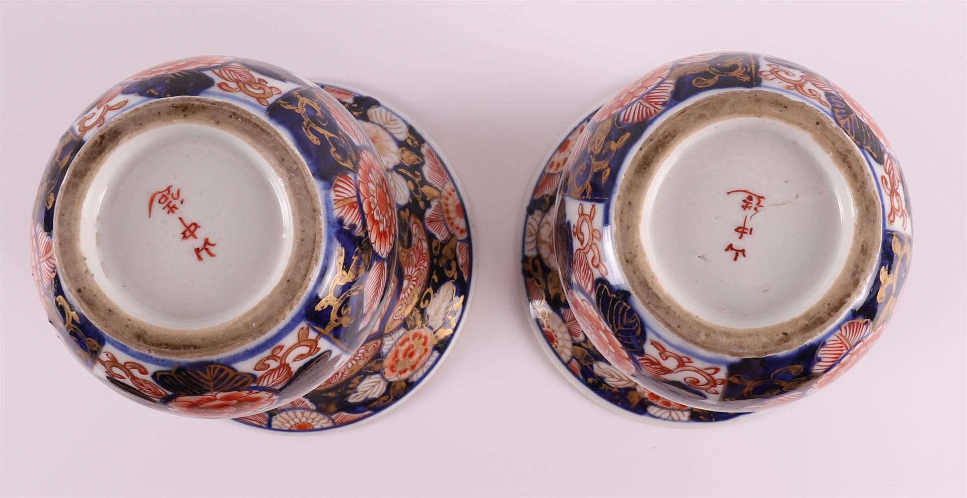 A five-piece porcelain Imari cabinet set, consisting of: three lidded vases and two vases with - Image 17 of 17