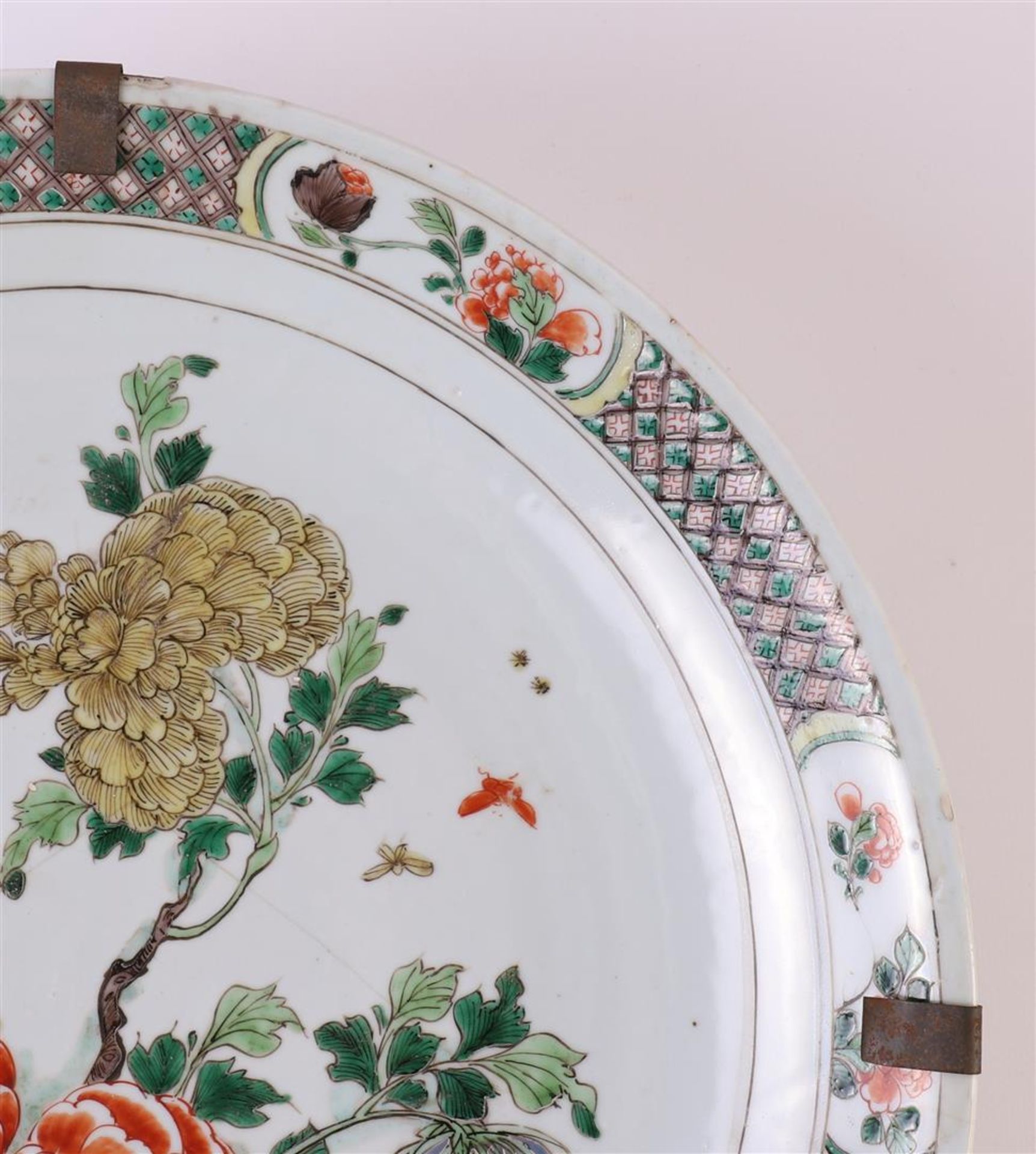 A porcelain famille verte dish, China, Kangxi, around 1700. Polychrome decor of peonies and flora on - Bild 3 aus 11