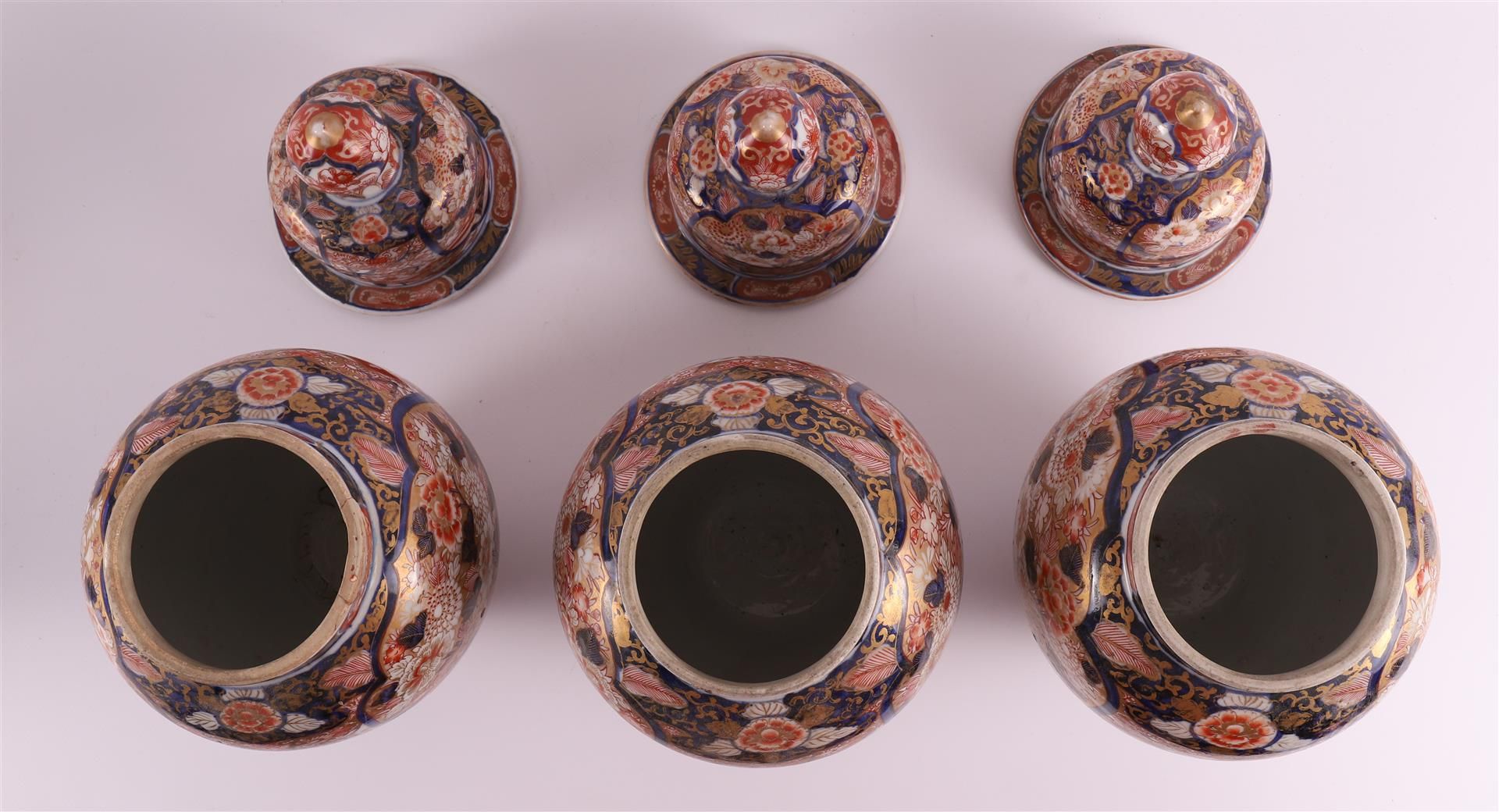 A five-piece porcelain Imari cabinet set, consisting of: three lidded vases and two vases with - Image 8 of 17