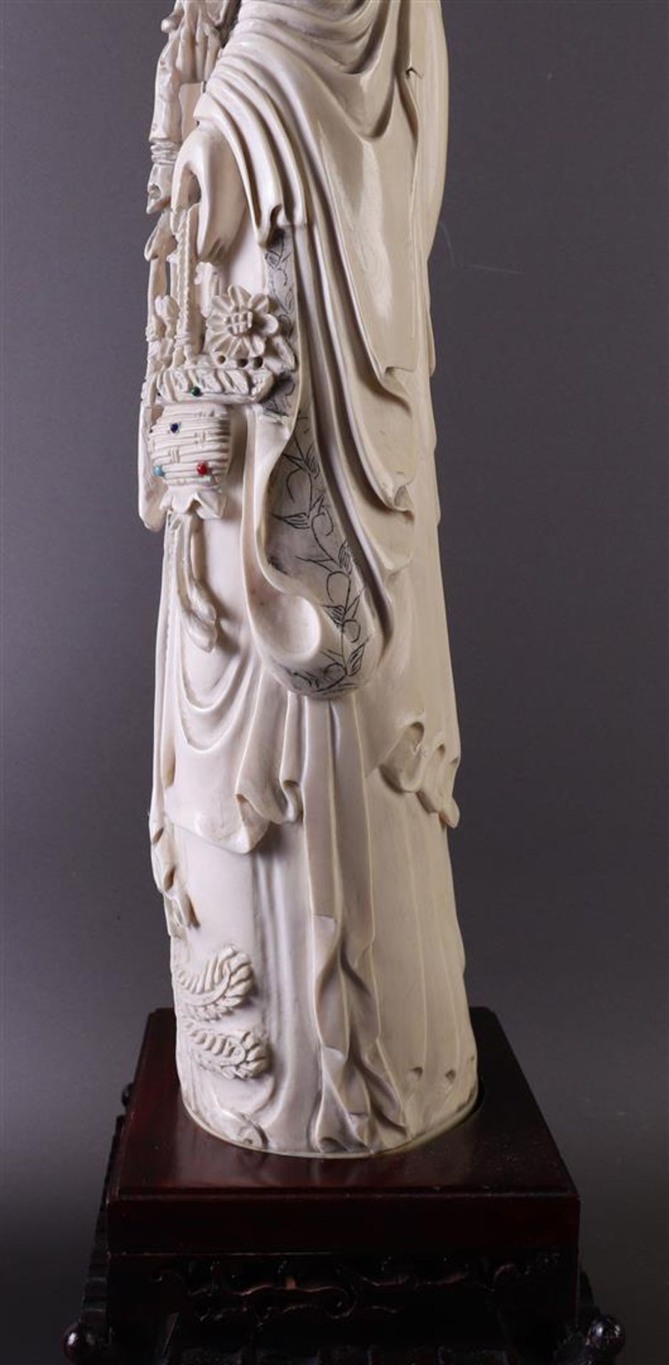 A carved ivory emperor and empress, China, Xuantong (1909-1911), h53 cm, 3227 grams, signed on the - Bild 10 aus 25