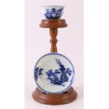 A blue/white porcelain cup and saucer, China, Nanking Cargo, 1752. Blue underglaze decor of a pagoda