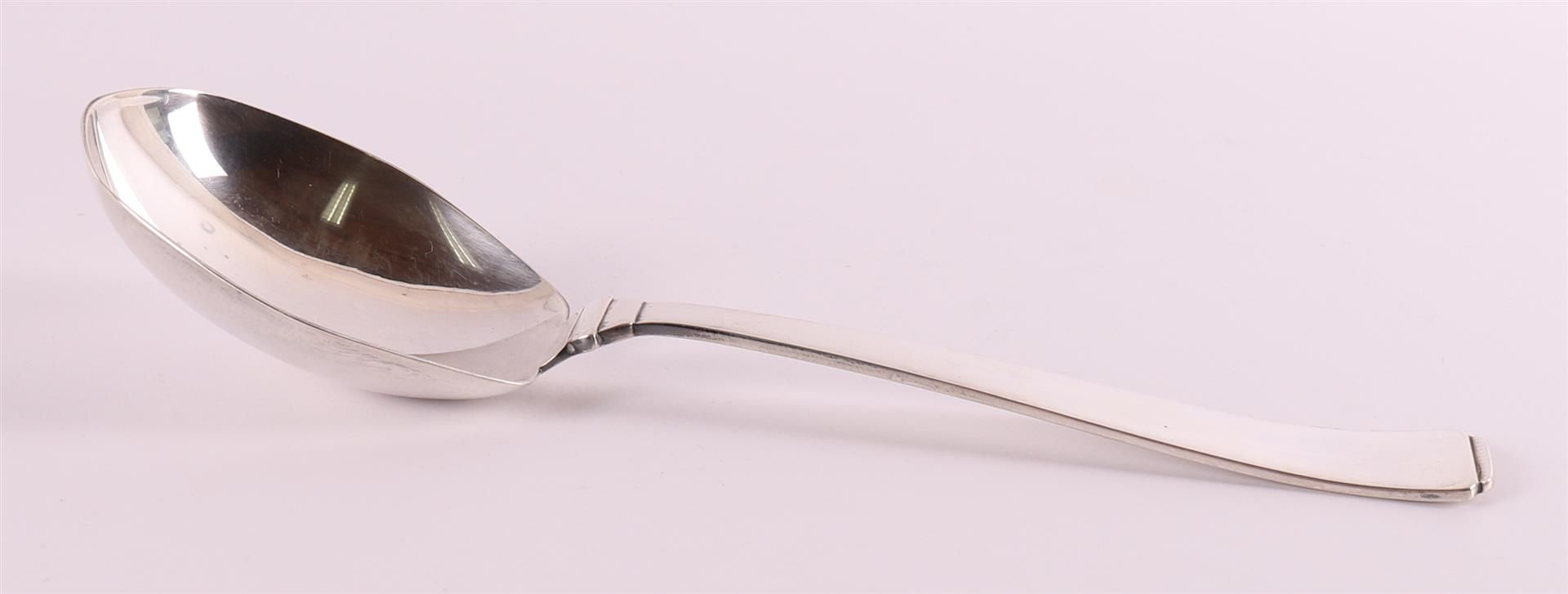 A second grade 835/1000 Art Deco silver custard spoon, ca. 1930, 133.5 grams, length 23 cm. - Image 4 of 4