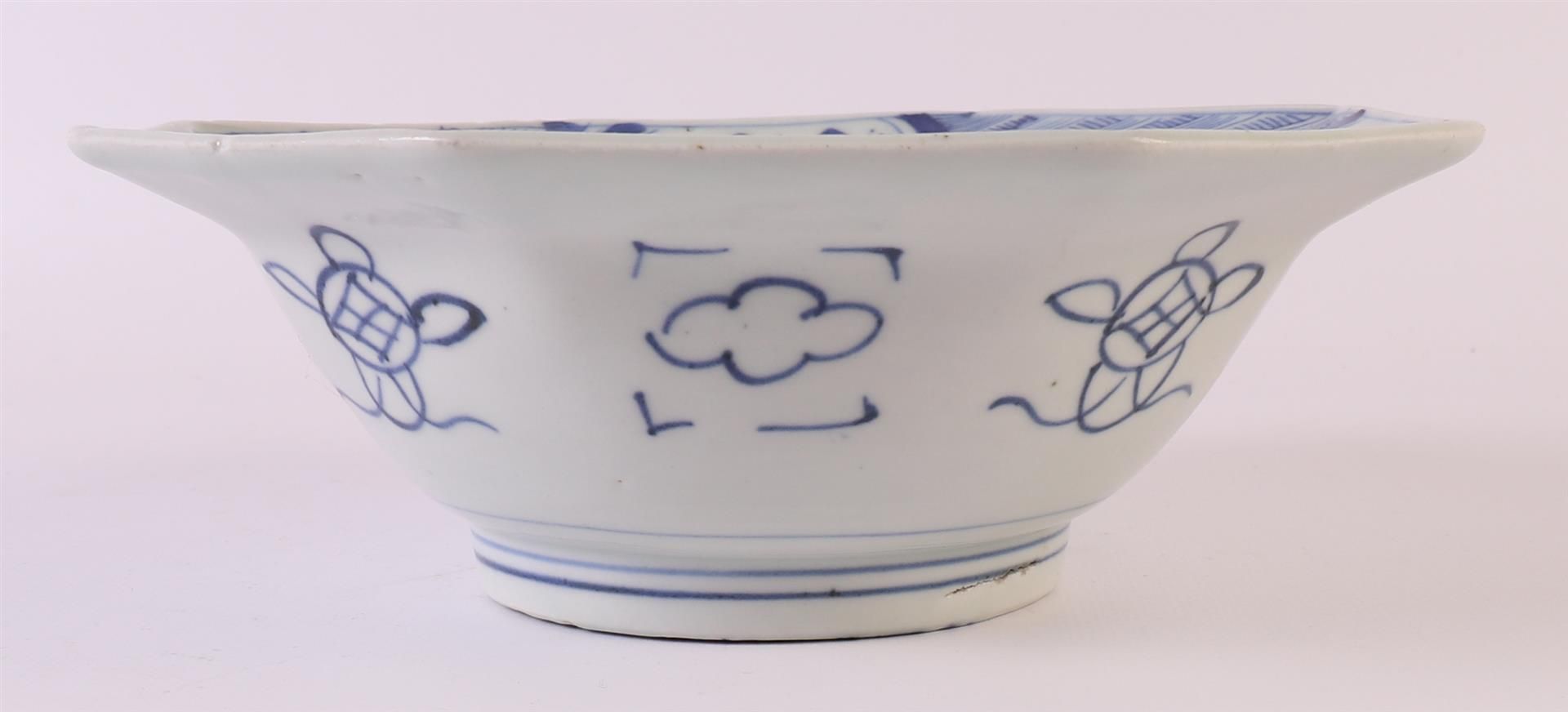 An octagonal blue/white porcelain hooded bowl, China, around 1800. Blue underglaze decor of a crow - Bild 2 aus 7