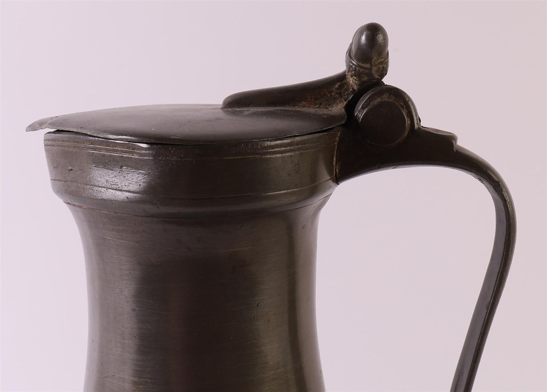 A pewter 'acorn jug' with lid, Holland 18th century, h 27 cm. - Image 4 of 6
