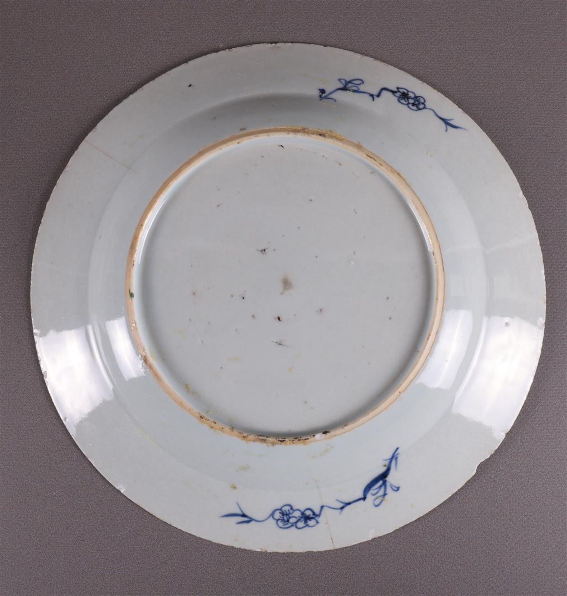 Two various blue/white porcelain plates, China, 18th century. Blue underglaze floral decoration on - Bild 7 aus 11