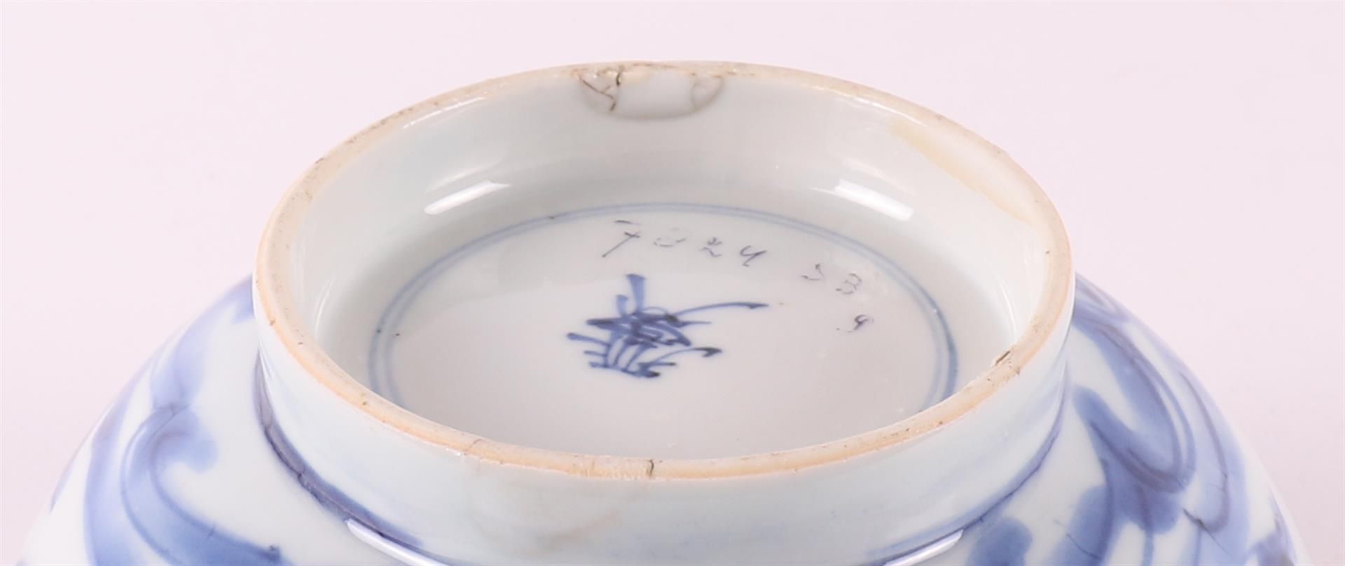A blue/white porcelain bowl on stand ring, China, Kangxi, around 1700. Blue underglaze floral - Bild 8 aus 8