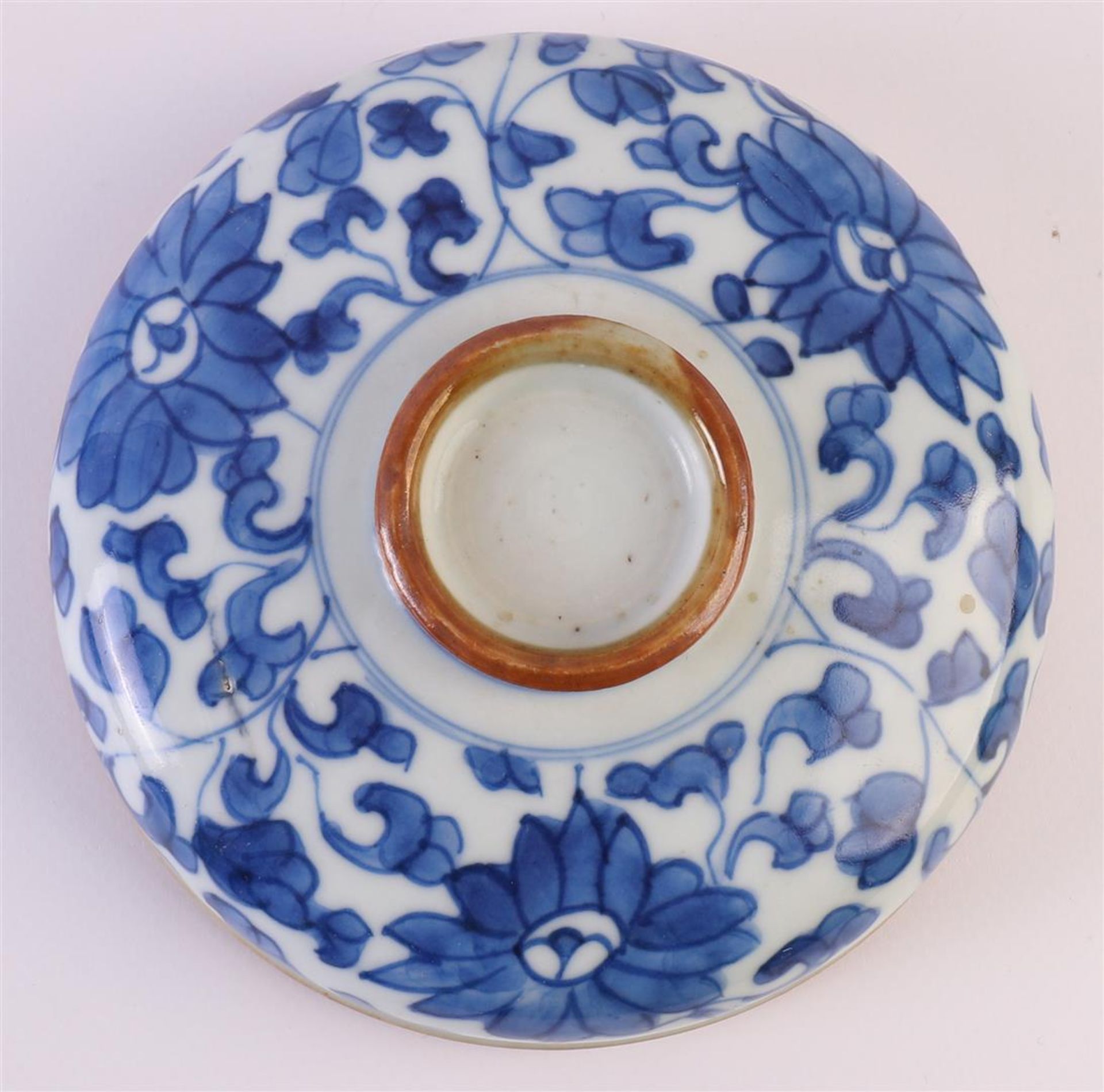 A blue/white porcelain lidded jar, China, Kangxi, around 1700. Blue underglaze floral decor, h 14. - Bild 4 aus 7