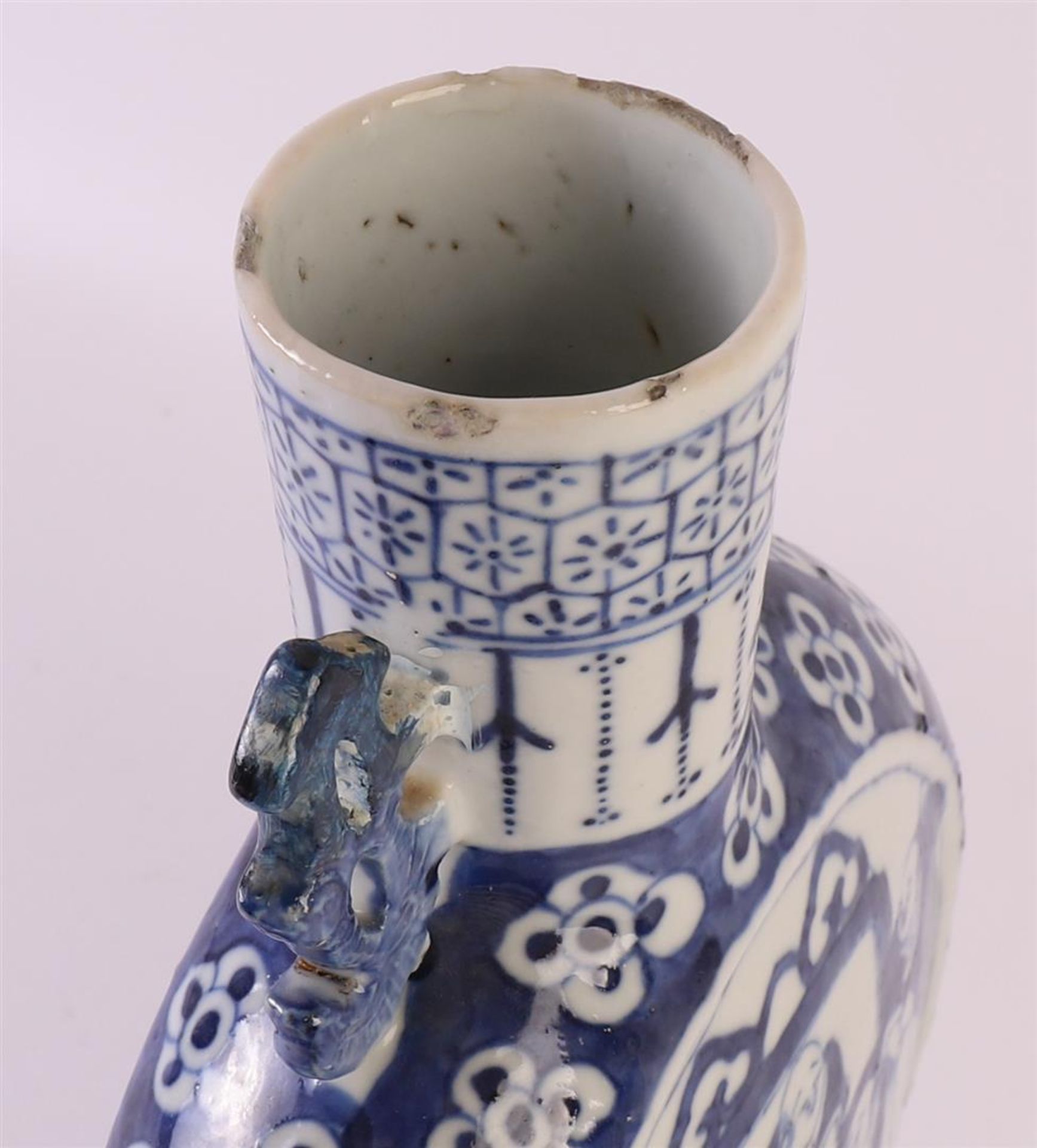 A blue/white porcelain moon bottle with handles, China, around 1800. Blue underglaze decor of five - Bild 5 aus 9