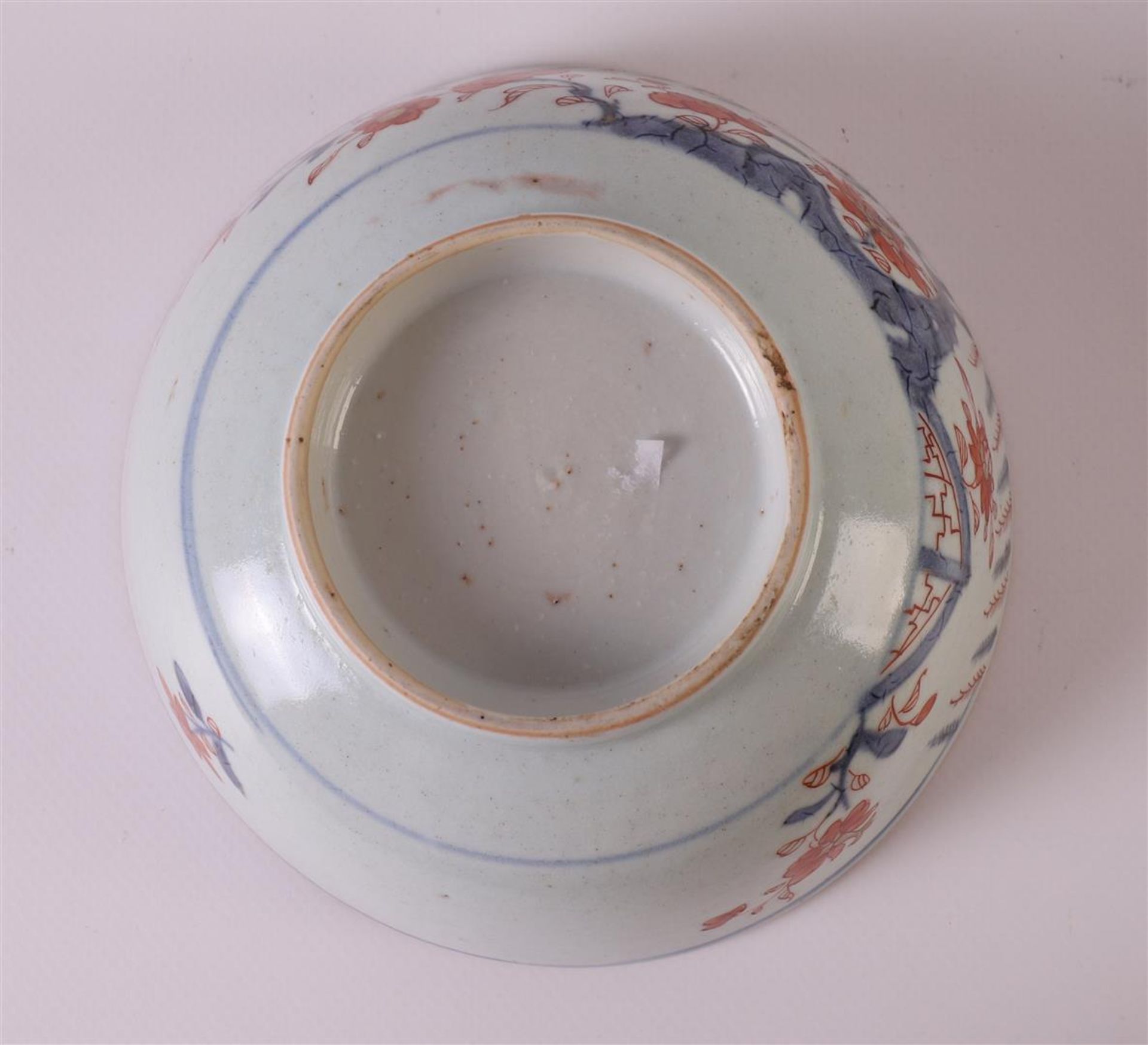 A set of porcelain Chinese Imari bowls on a stand, China, Qianlong, 18th century. Blue/red, partly - Image 10 of 10