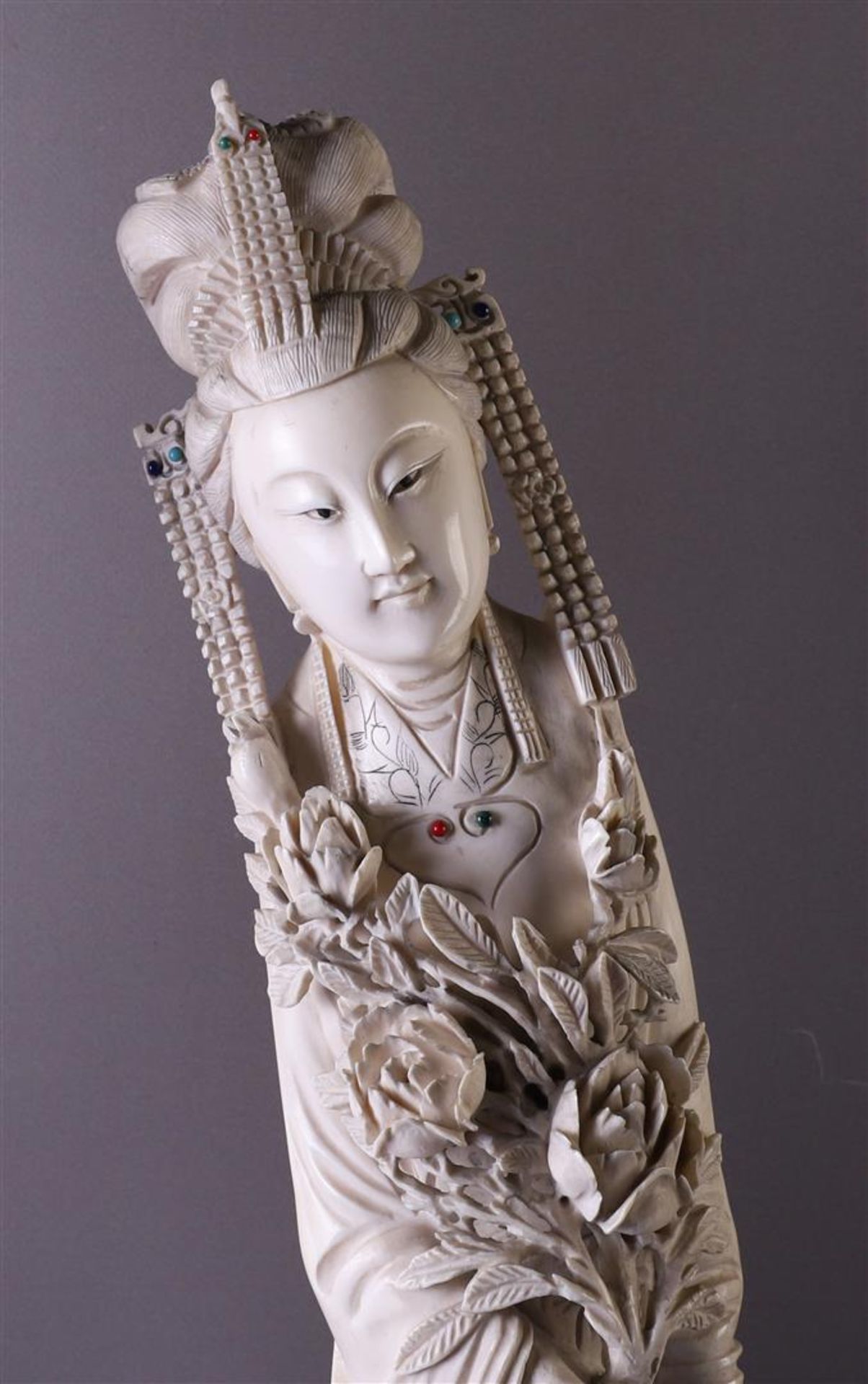 A carved ivory emperor and empress, China, Xuantong (1909-1911), h53 cm, 3227 grams, signed on the - Image 2 of 25