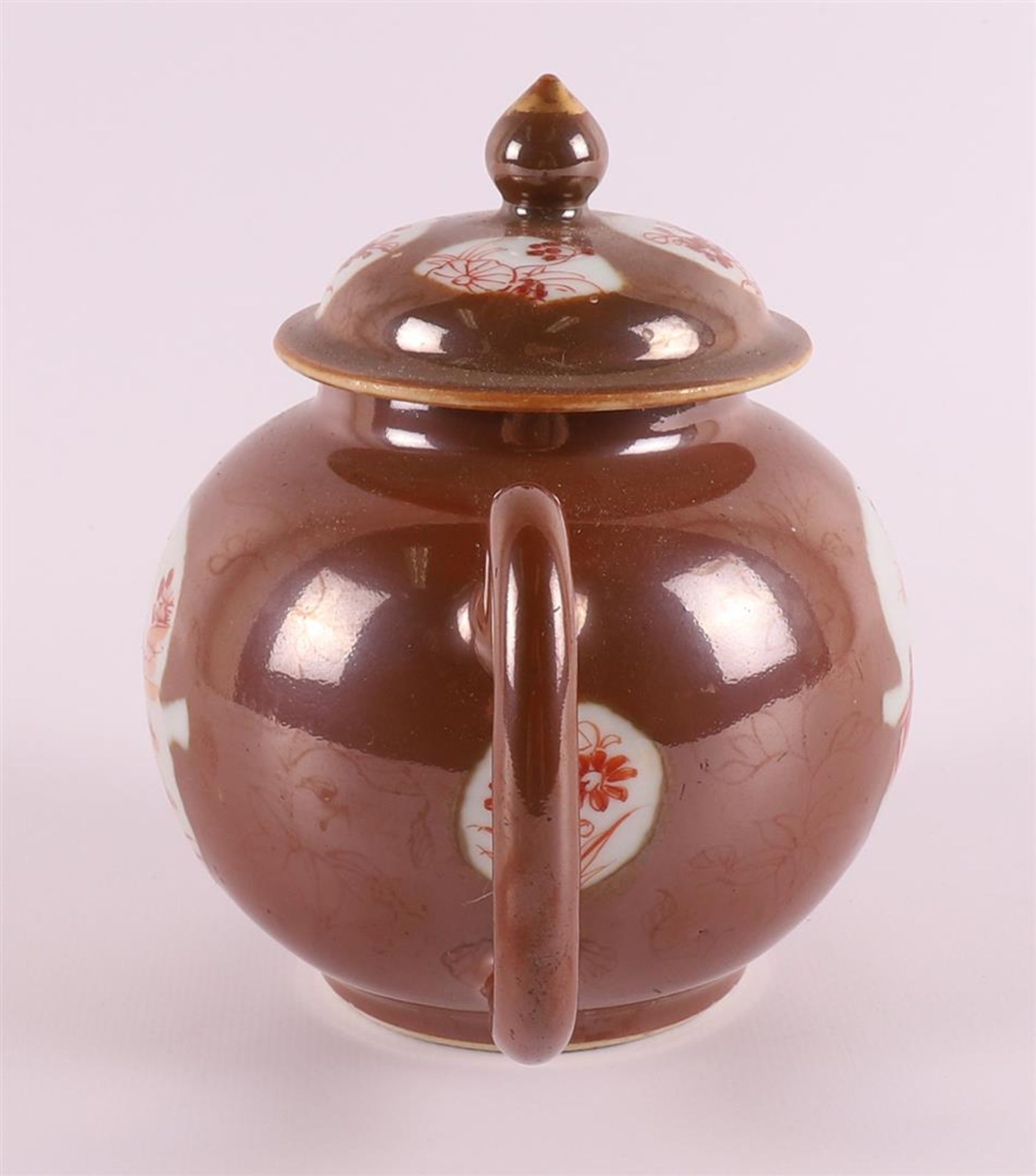 A porcelain teapot with 'rouge de fer' decor of long ledge in a garden on capucine ground, China, - Bild 4 aus 10