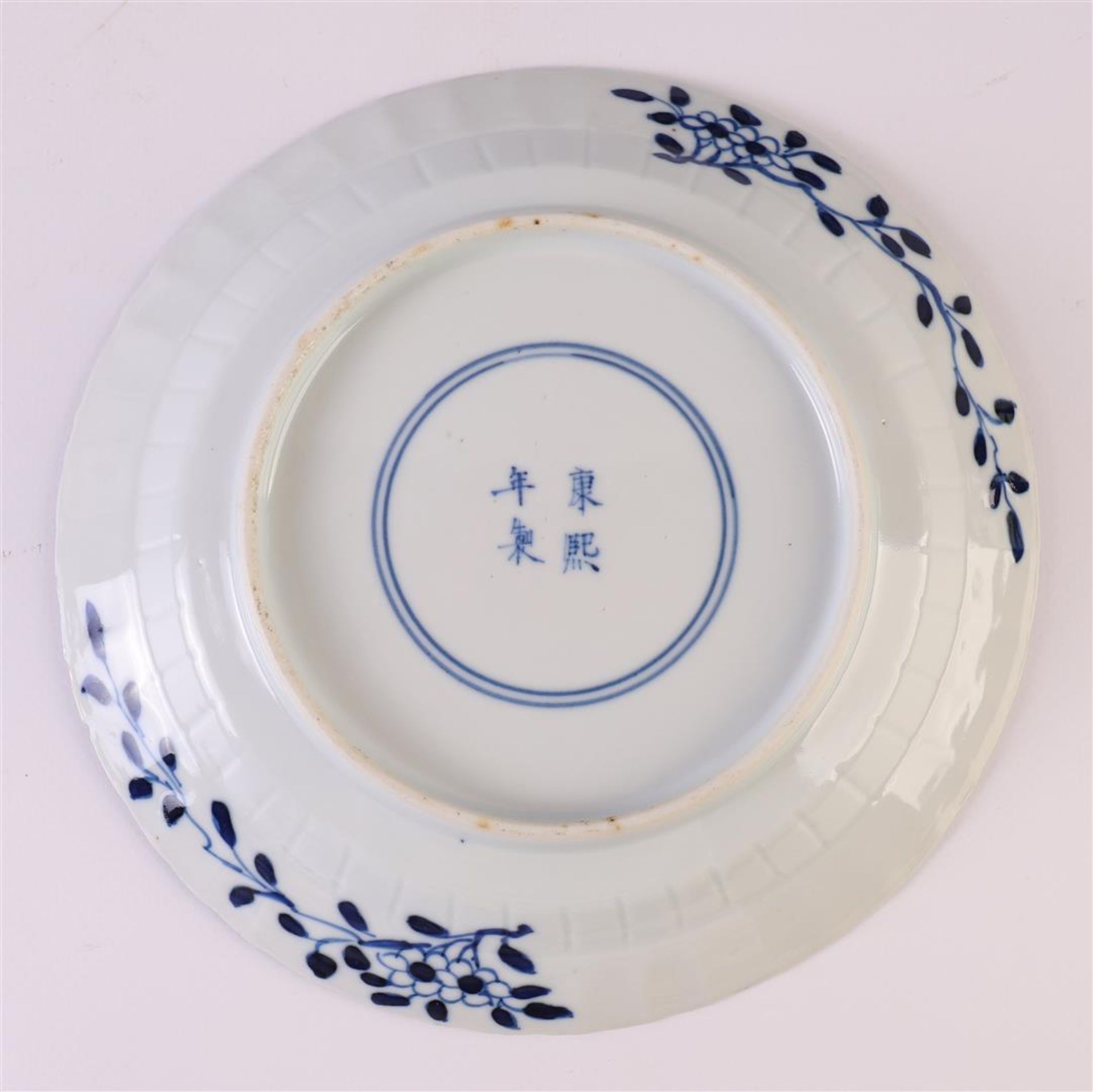 A contoured blue/white porcelain plate, China, 19th century. Blue underglaze decor, marked with - Bild 3 aus 11