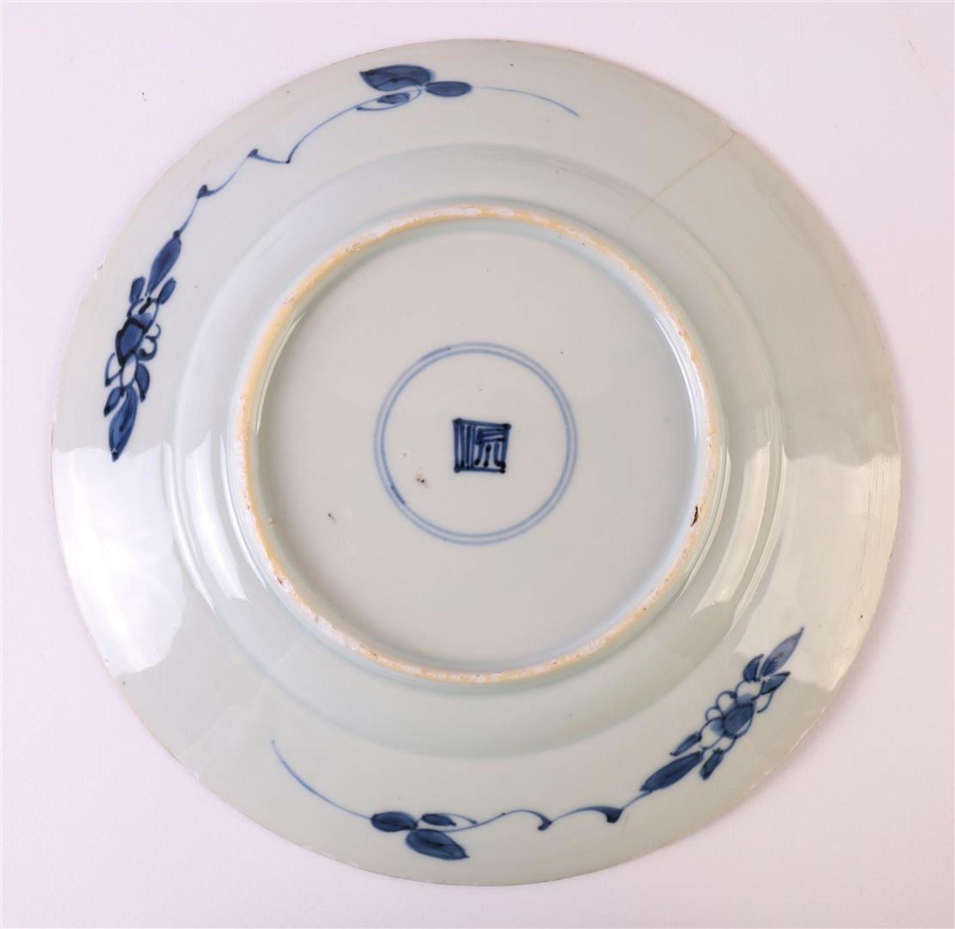 Two blue/white porcelain plates, China, Kangxi, around 1700. Blue underglaze floral decor, Ø 21 - Bild 7 aus 15