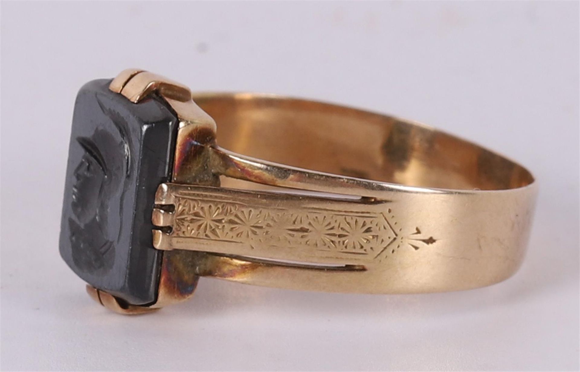 A 14 kt 585/1000 gold ring with a carved onyx, early 20th century. Ring size 20.5 mm. - Image 2 of 2