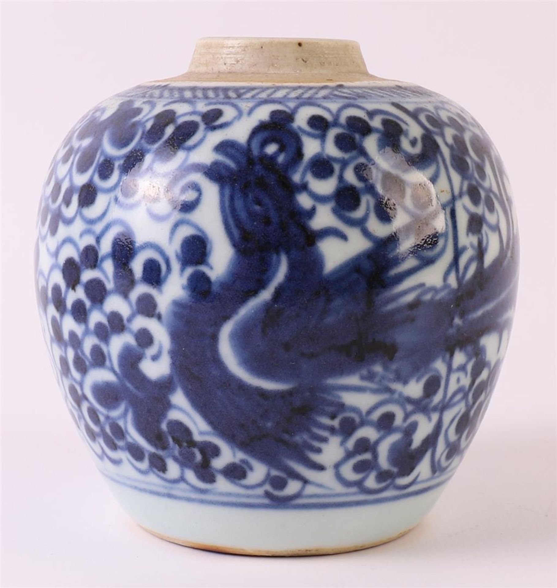 A blue/white porcelain spherical vase, China, Kangxi, around 1700. Blue underglaze decor of - Bild 2 aus 9
