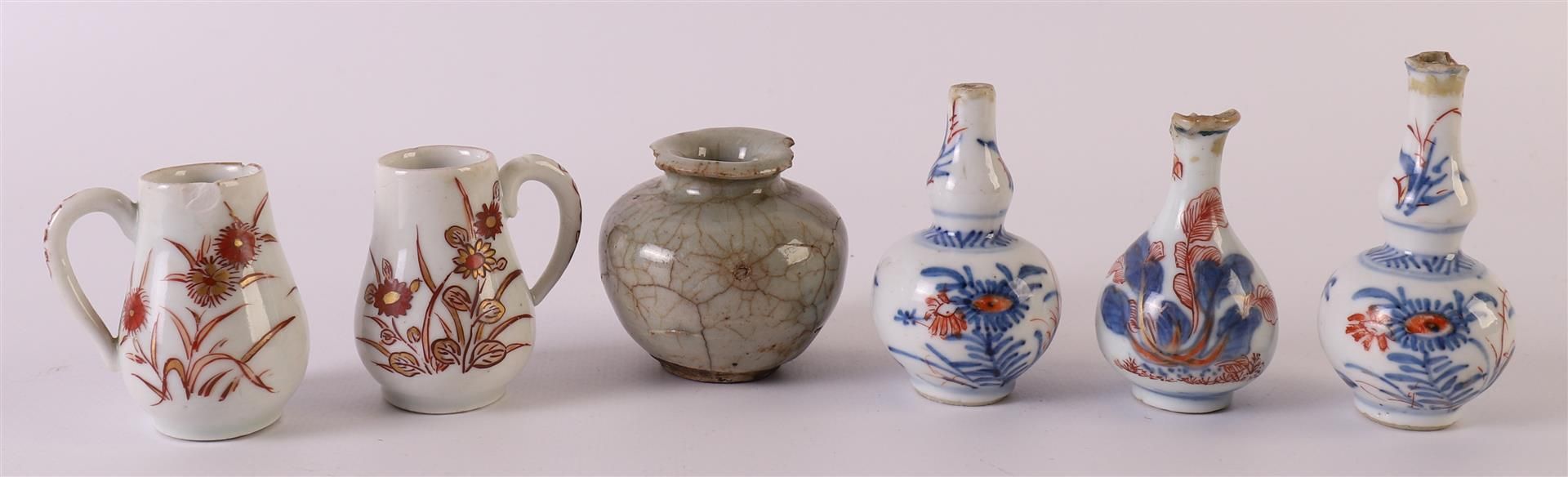 A lot of various etagère porcelain, including Imari and rouge de fer cups, China, including 18th