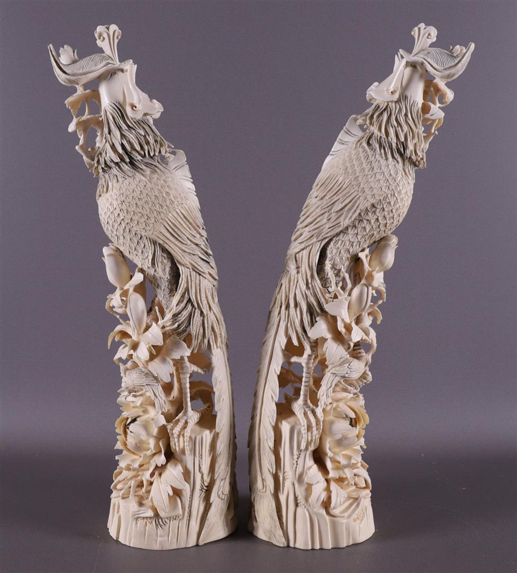 A pair of carved ivory phoenixes resting on tree stumps with lotus flowers and a bird with a lotus - Bild 11 aus 22