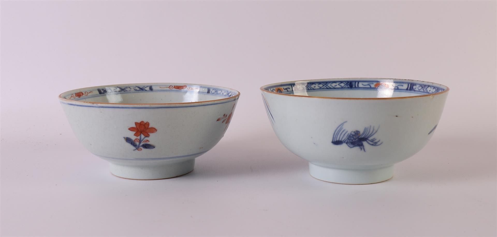 A set of porcelain Chinese Imari bowls on a stand, China, Qianlong, 18th century. Blue/red, partly - Image 3 of 10