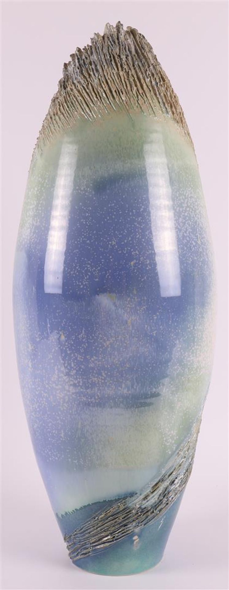 Verhoeven, Elysia (1953) A polychrome glazed vase, h 47 cm (prov: exhibition Noordelijke Kunsthof - Image 3 of 7