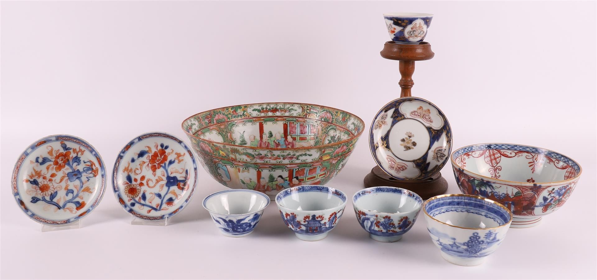 A lot of various Chinese and Japanese porcelain, including Amsterdam furs, 18th/19th century, to.