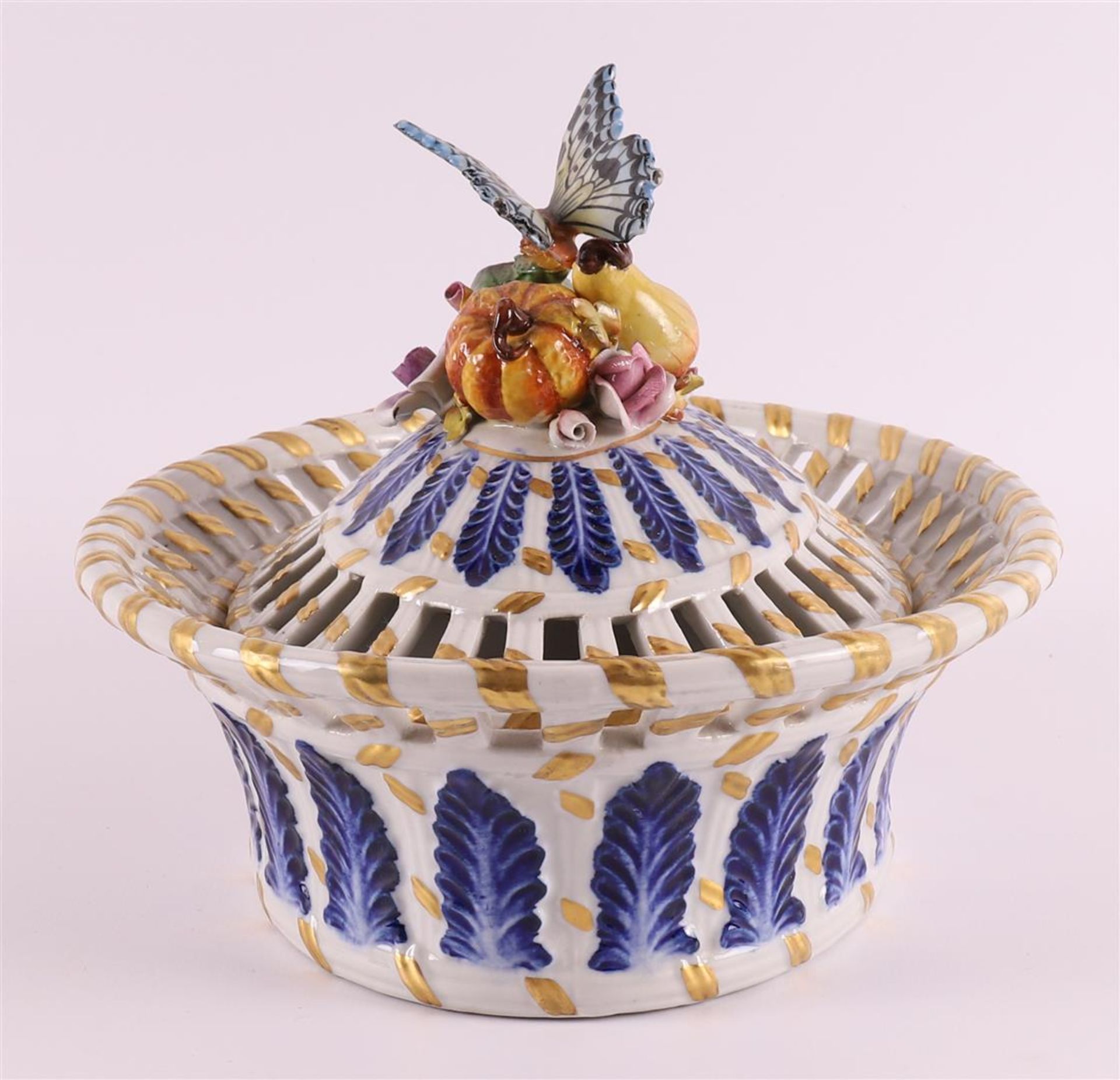 An oval porcelain lidded basket with openwork edge, France, Sèvres, 20th century. Polychrome - Bild 2 aus 9