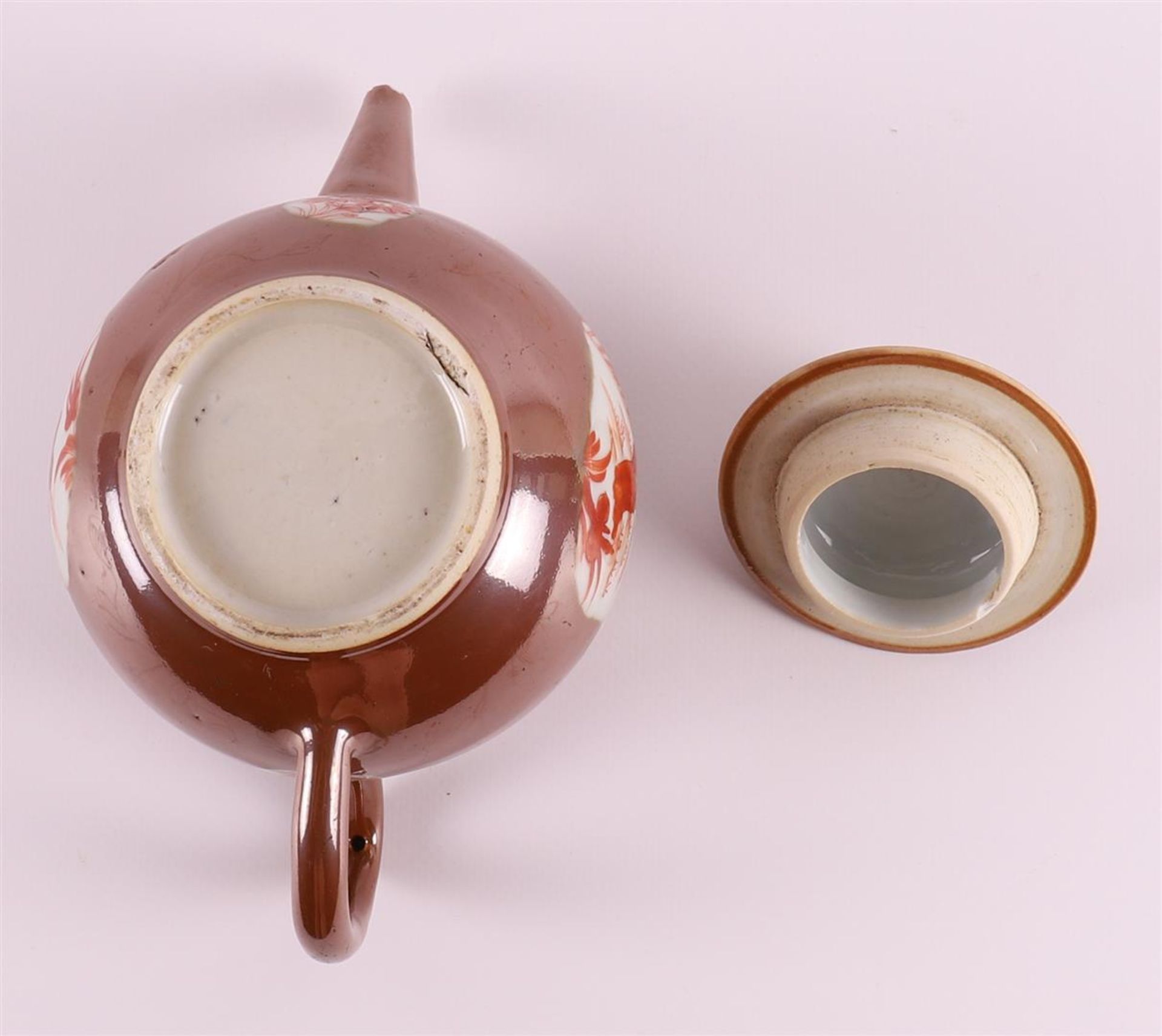 A porcelain teapot with 'rouge de fer' decor of long ledge in a garden on capucine ground, China, - Bild 6 aus 10