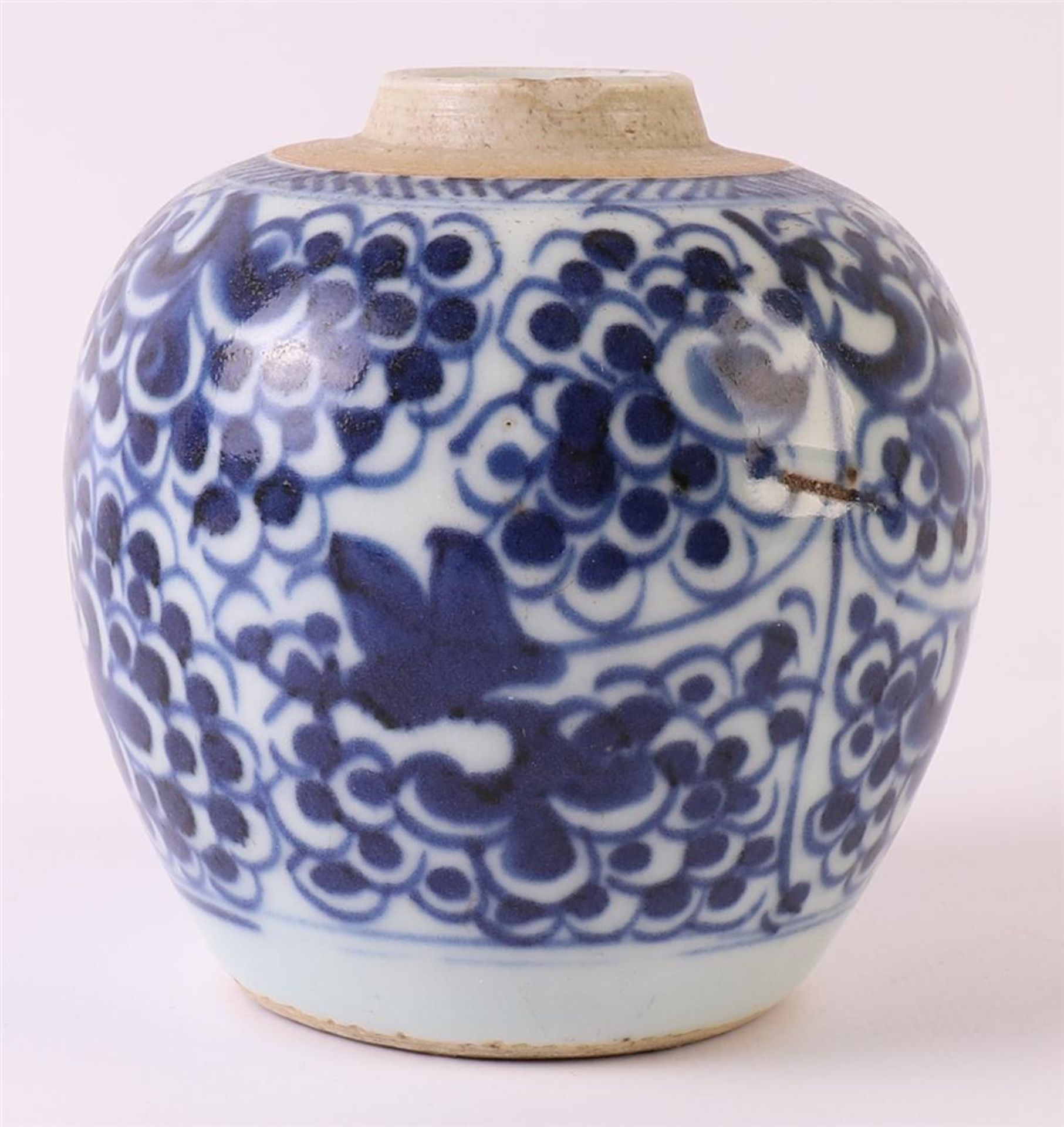 A blue/white porcelain spherical vase, China, Kangxi, around 1700. Blue underglaze decor of - Bild 4 aus 9