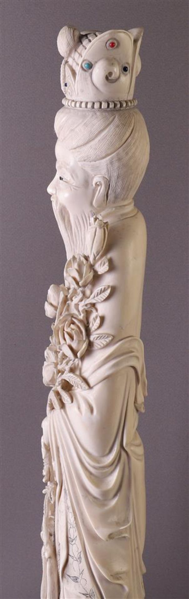 A carved ivory emperor and empress, China, Xuantong (1909-1911), h53 cm, 3227 grams, signed on the - Image 18 of 25