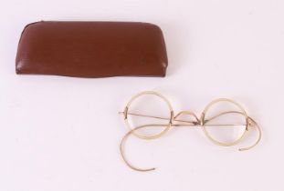 Glasses with 14 kt 585/1000 gold frame, 1st half of the 20th century.