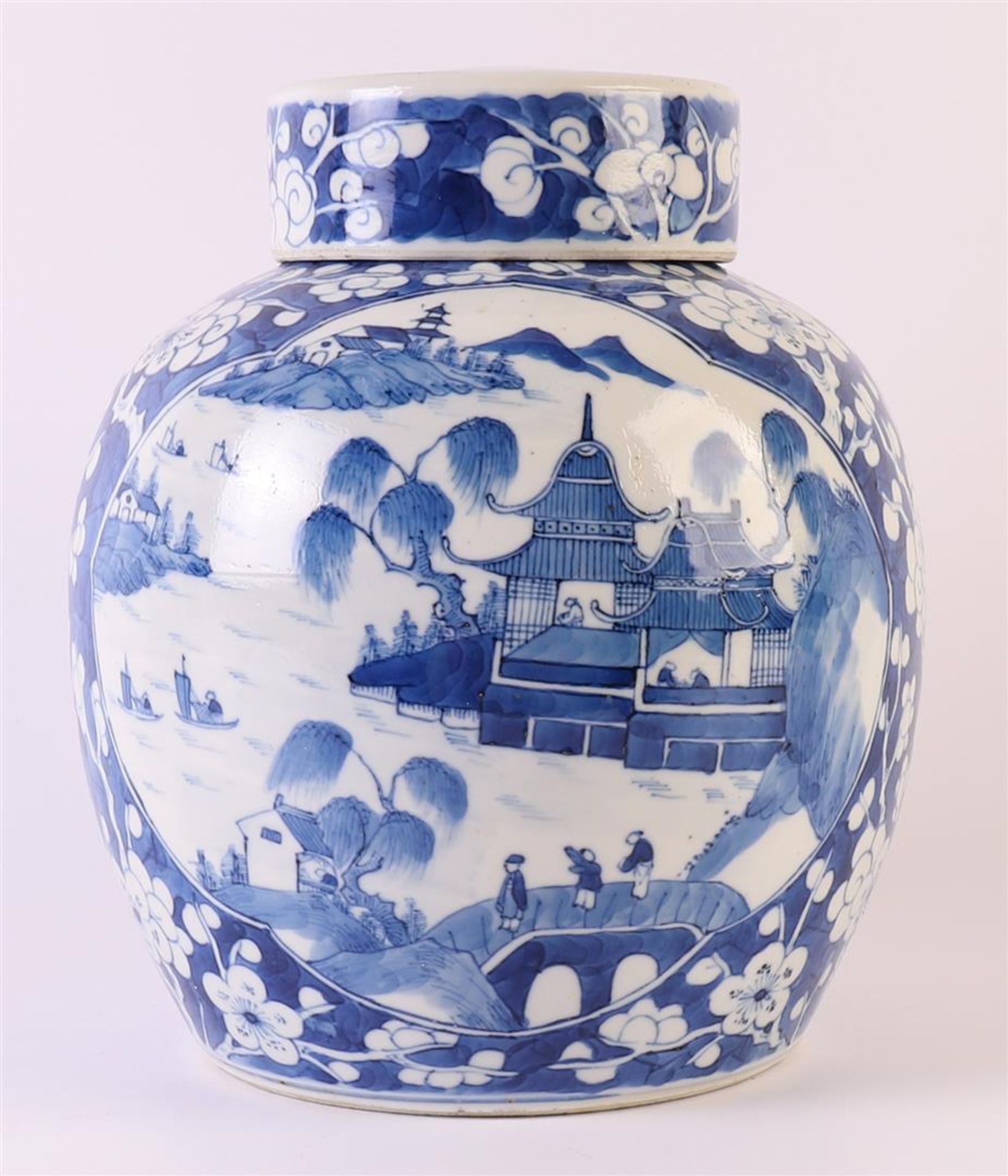 A blue/white porcelain ginger jar with lid, China, 19th century. Blue underglaze decor of a - Image 3 of 9