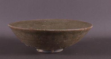 A green glazed stoneware bowl on stand ring, China, Song/Ming, h 6.5 x Ø 20 cm.