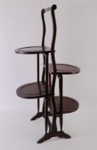 A walnut 'cakestand' etagère table, England, around 1900, h 77 cm.