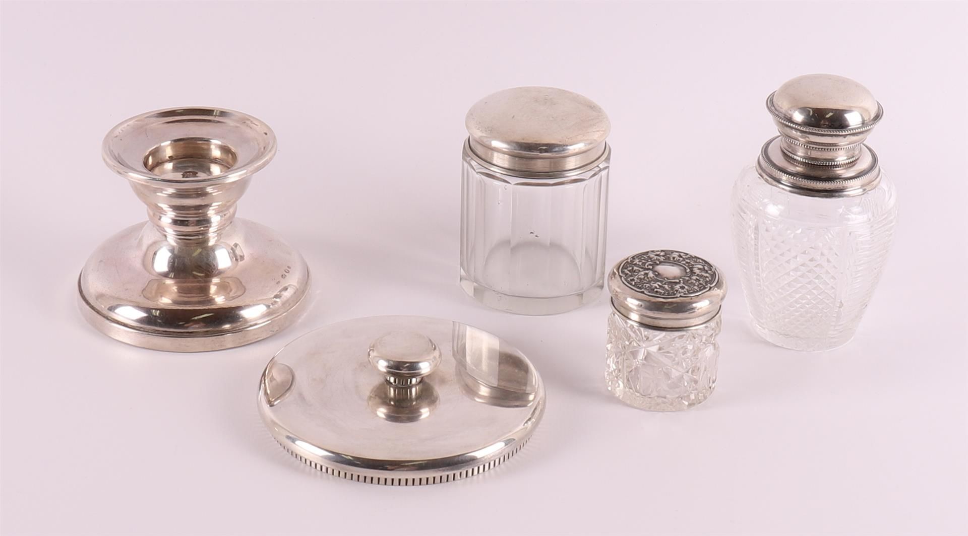 A lot of various silver, including crystal tea caddy with silver frame, 20th century, to. 5x.