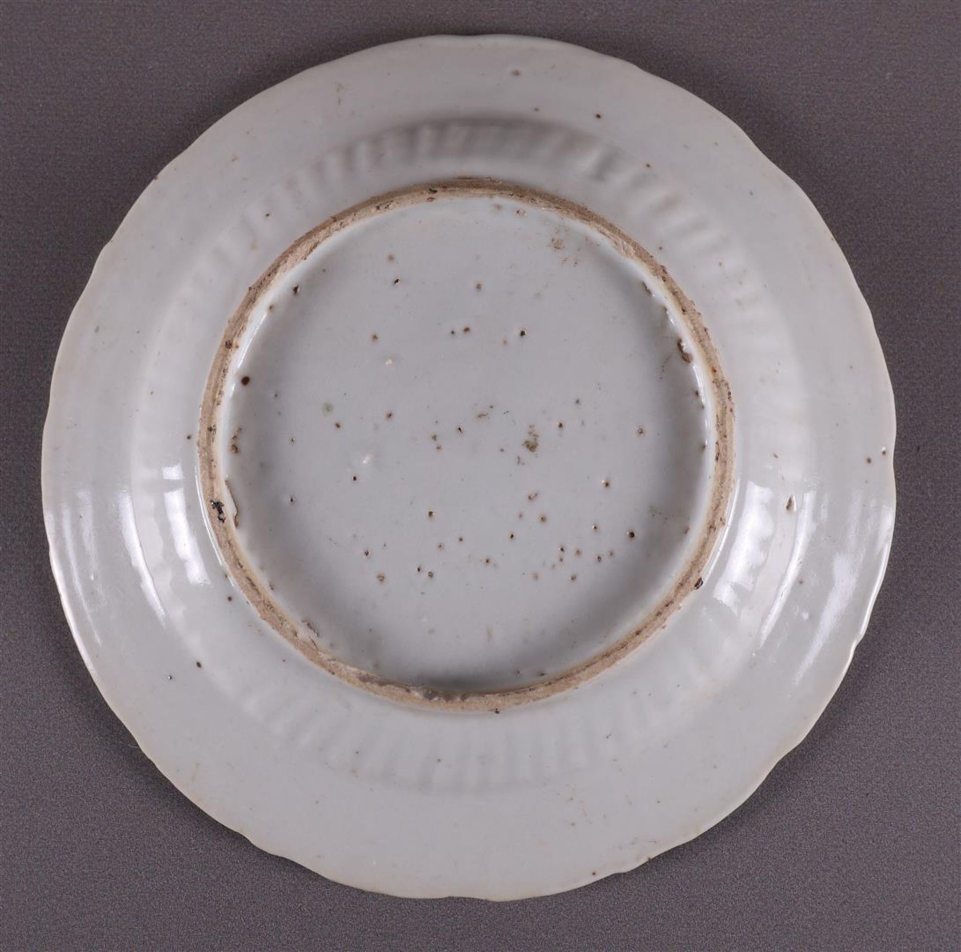 Three various white glazed contoured dishes, China, Song/Ming, Ø 18-19 cm, tot. 3x. - Image 5 of 8