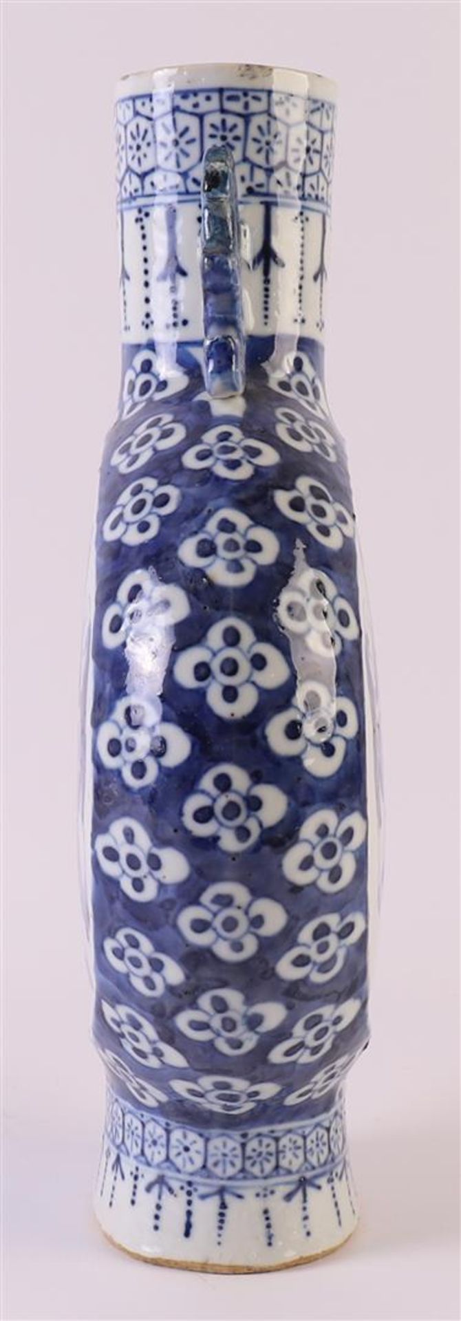 A blue/white porcelain moon bottle with handles, China, around 1800. Blue underglaze decor of five - Bild 4 aus 9