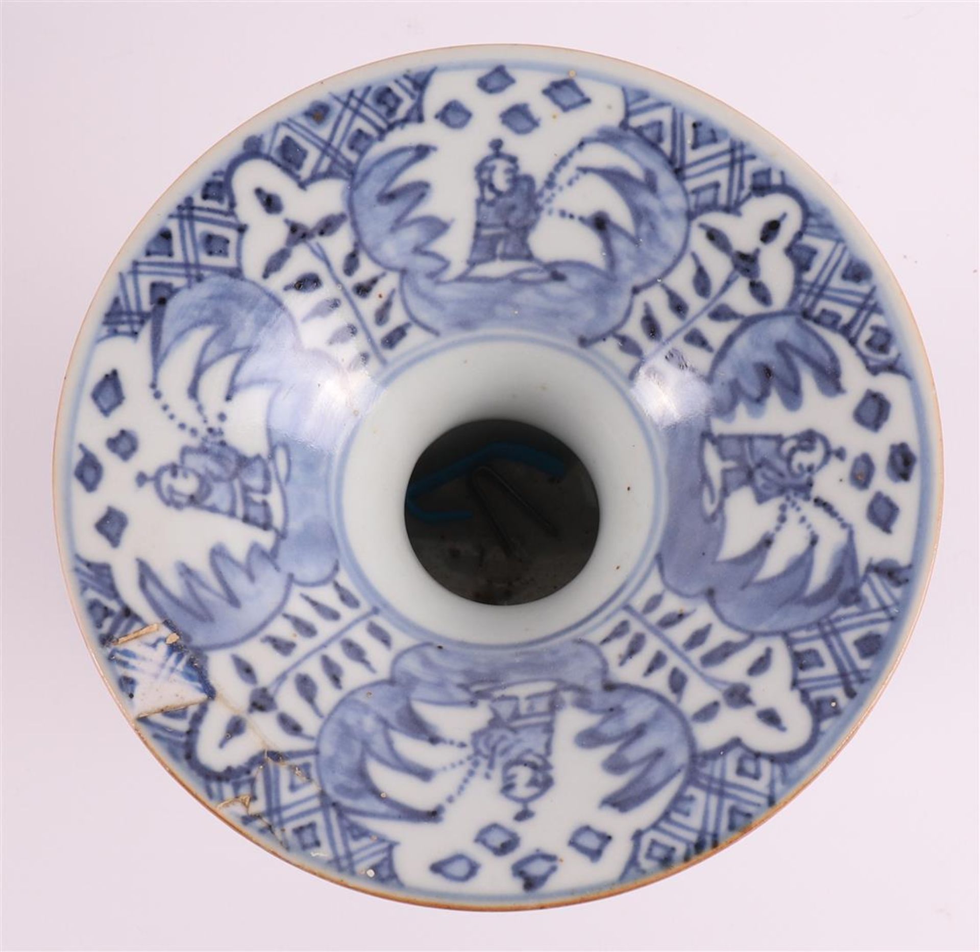 A blue/white porcelain spittoon, China, Qianlong 18th century, h 13 cm (restored). Here are two - Image 11 of 12