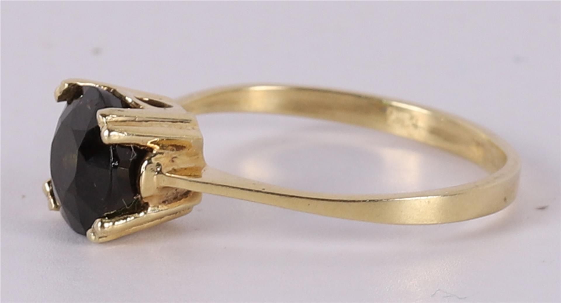 A vintage 14 kt 585/1000 gold solitaire ring with a facet cut green garnet. Ring size 17.5 mm. - Image 2 of 2