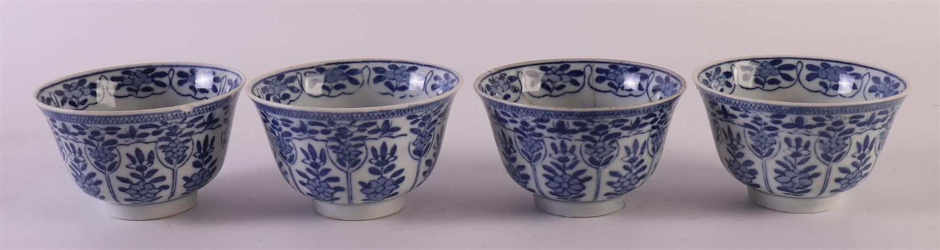Twelve blue/white porcelain cups and saucers, China, late 19th century. Blue underglaze floral - Bild 15 aus 20