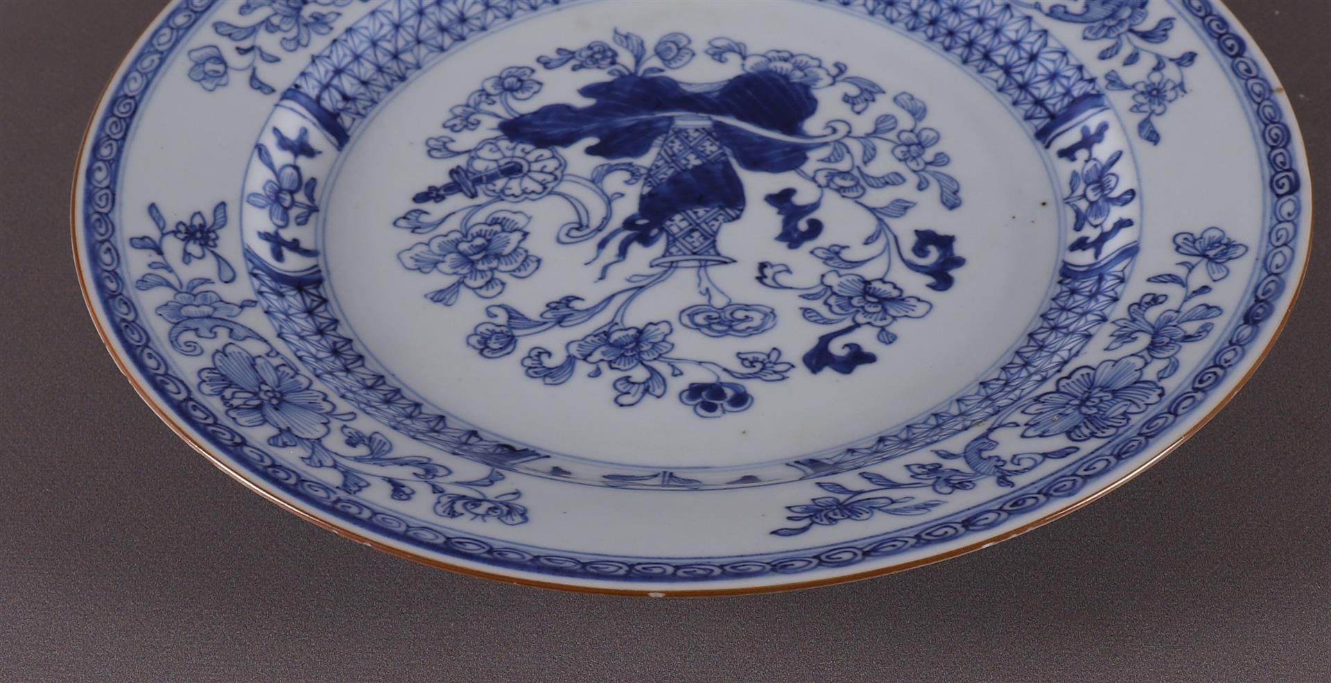 A set of blue/white porcelain dishes, China, Kangxi, early 18th century. Blue underglaze decor of - Bild 9 aus 11