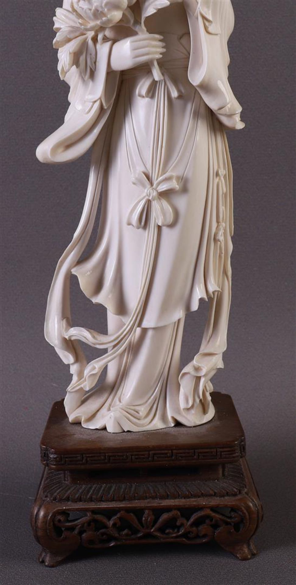 A carved ivory standing Guanyin with a lotus flower in her hand, China, Republic, ca. 1920, weight - Bild 6 aus 8