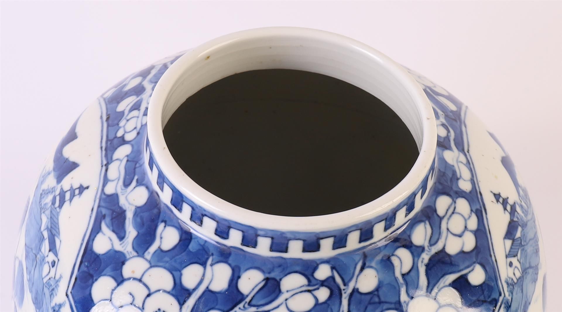 A blue/white porcelain ginger jar with lid, China, 19th century. Blue underglaze decor of a - Image 6 of 9