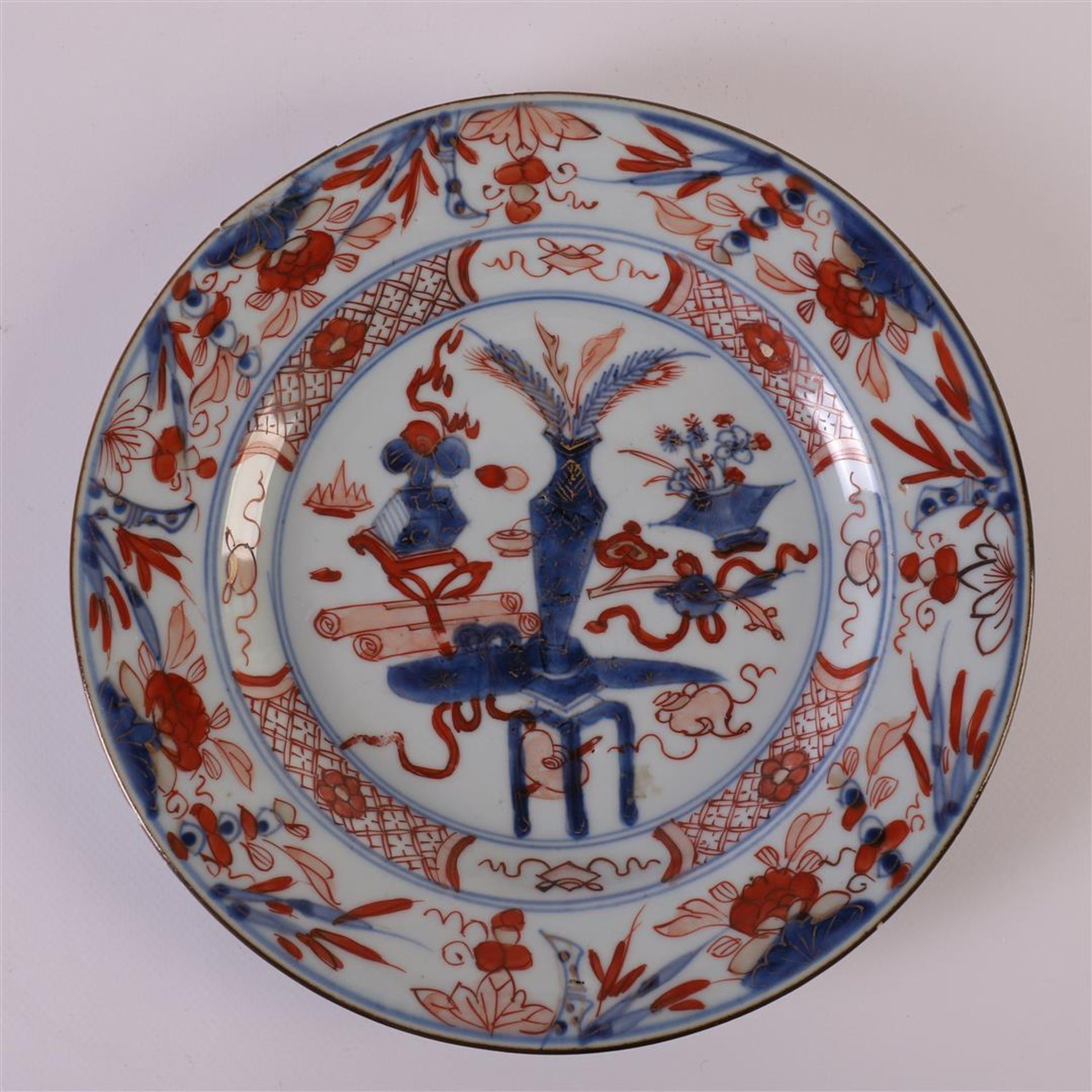 A series of four porcelain Chinese Imari plates, China, Kangxi, around 1700. Blue/red, partly gold - Bild 10 aus 17