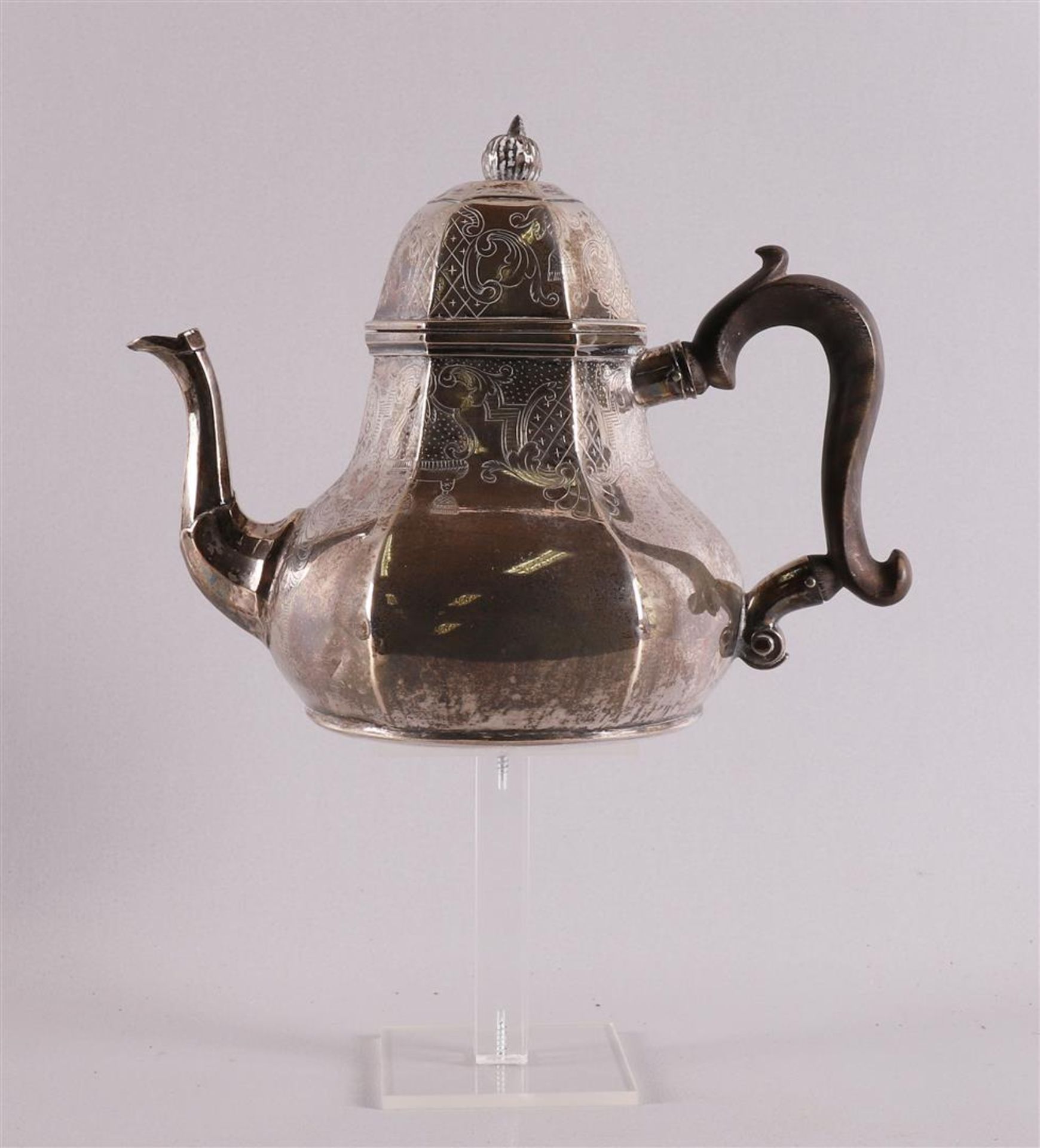 A 2nd grade 835/1000 silver faceted teapot with chiseled decor, Groningen, marked with maker's mark: - Image 2 of 7