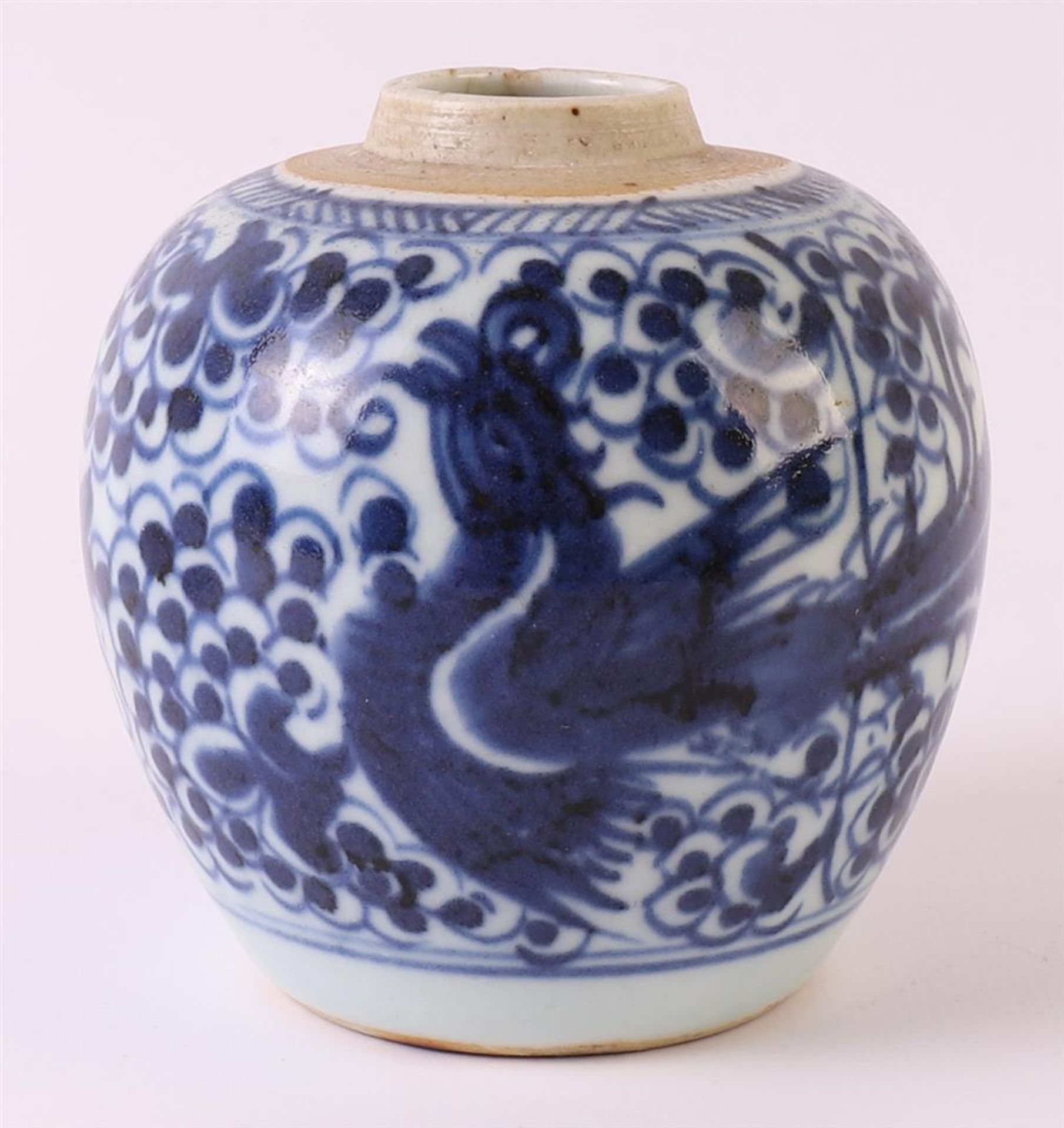 A blue/white porcelain spherical vase, China, Kangxi, around 1700. Blue underglaze decor of